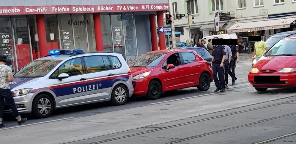 Im Abendverkehr kam es zum Zusammenstoß zwischen einem Pkw und einem Polizeiauto.