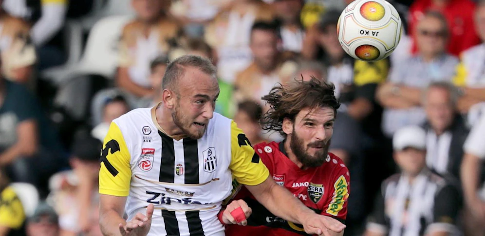 LASK-Profi Edogan und Altachs Salomon im Kopfball-Duell - am Ende trennten sich die beiden Teams mit einem 0:0-Remis. 