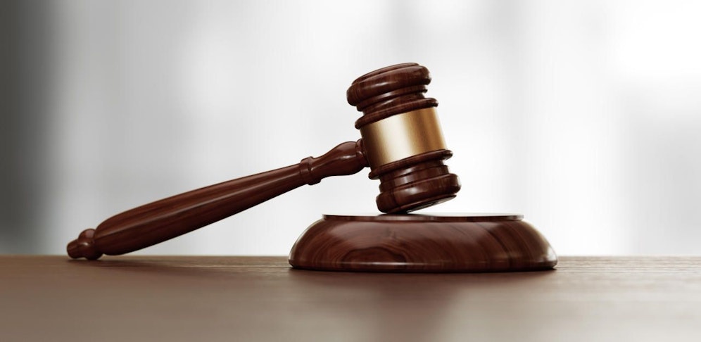 Ein Vater soll seinen Sohn über neun Jahre lang regelmäßig sexuell missbraucht und genötigt haben. Er wurde nun zu 6,5 Jahren Haft verurteilt.