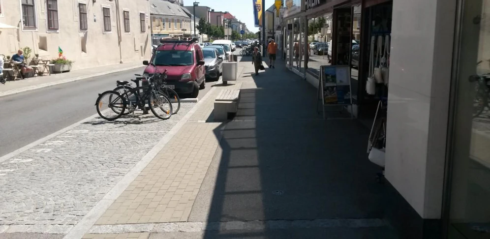 Hier auf der Hauptstraße stolperte der Mann über eine kleine Schwelle