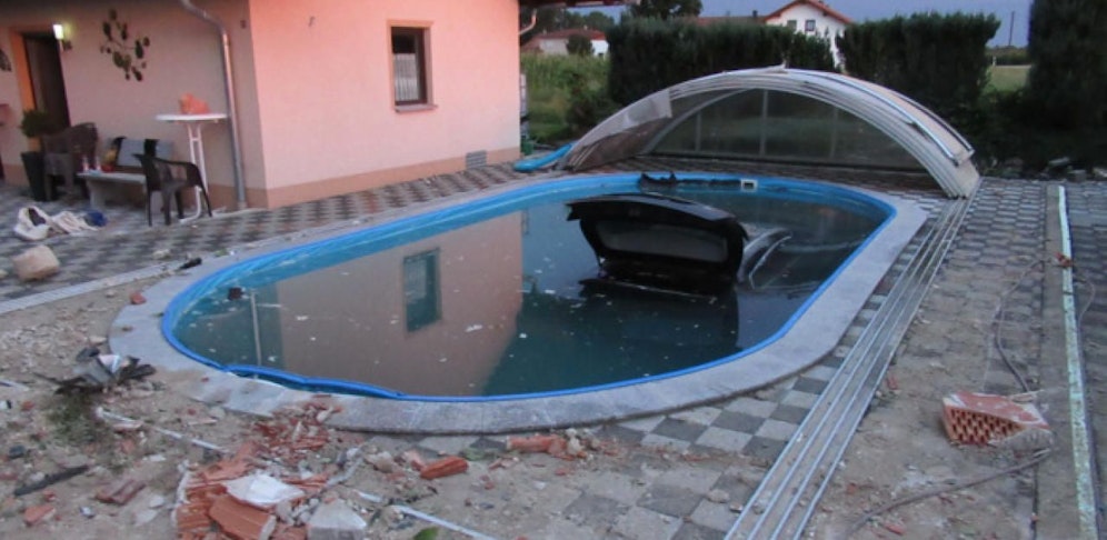 Das Auto landete in einem Swimmingpool im Garten