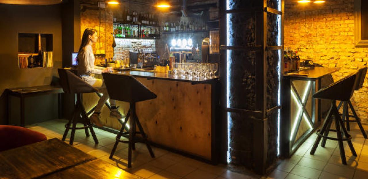 Frau allein in Bar wird für Prostituierte gehalten - News | heute.at