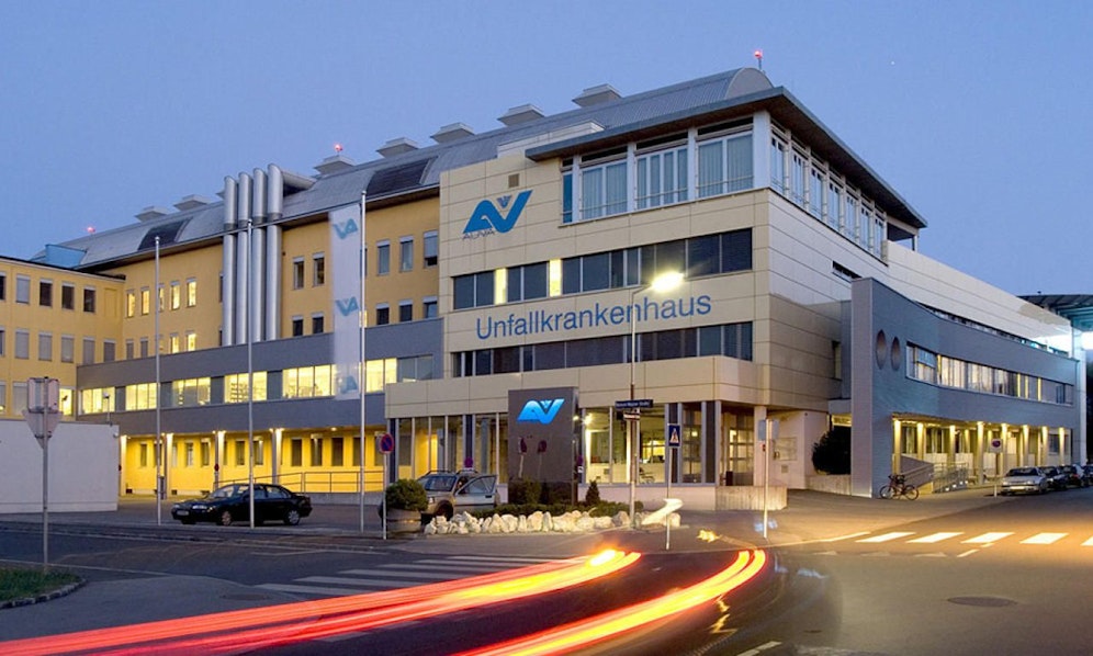 Die 15-Jährige wurde mit Verletzungen unbestimmten Grades in das Unfallkrankenhaus Klagenfurt eingeliefert.