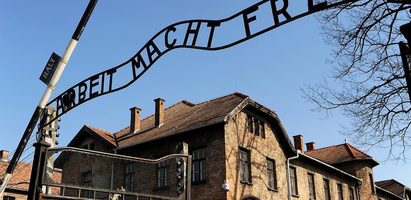 Das Tor des ehemaligen Konzentrationslagers Auschwitz mit der Parole -Arbeit macht frei.