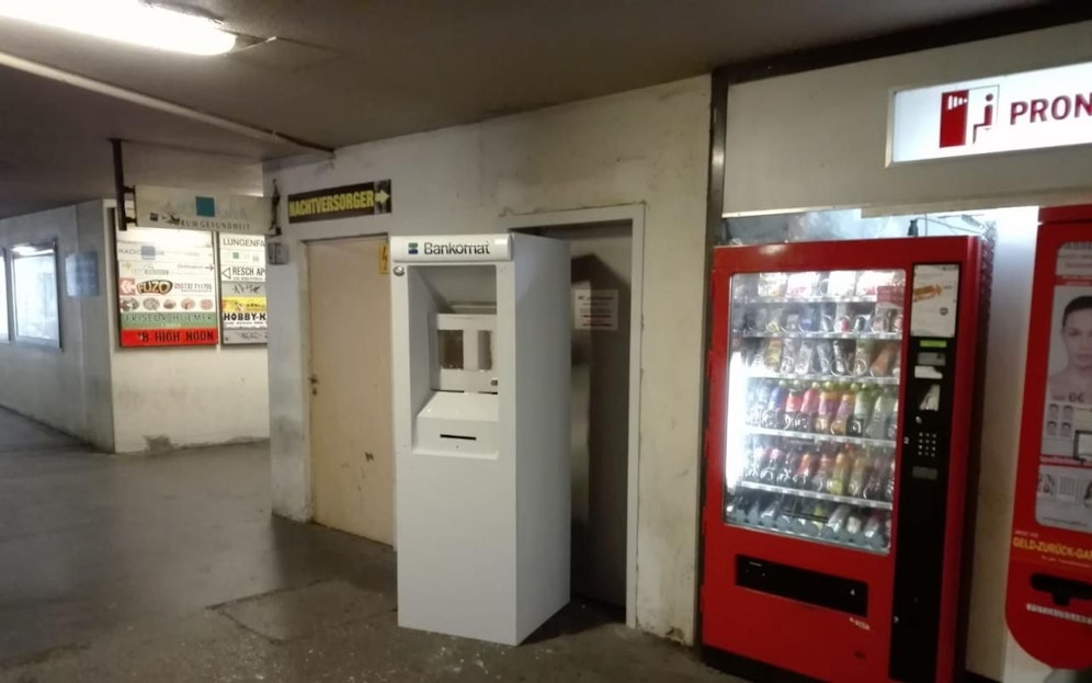 In einer Unterführung in Linz-Urfahr sorgt eine "Bankomat-Hülle" für Verwirrung. 