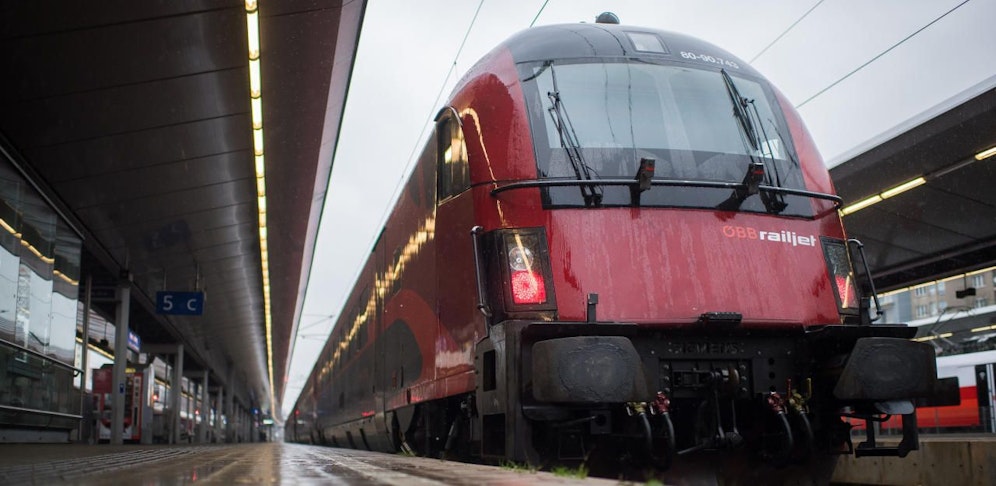 Weil sein Sohn alleine am Bahnsteig war, während er nicht mehr aussteigen konnte, rastete ein Mann aus Wels völlig aus.