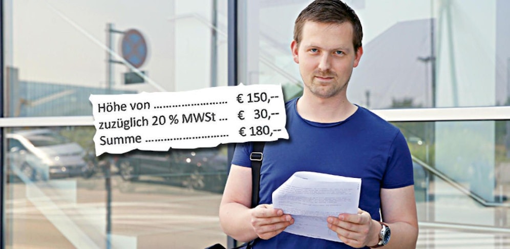 Ärgerlich: Weil er noch einen Kaffee auf der Flughafen-Tankstelle trank, flatterte dem Wiener eine 180-Euro-Strafe ins Haus.