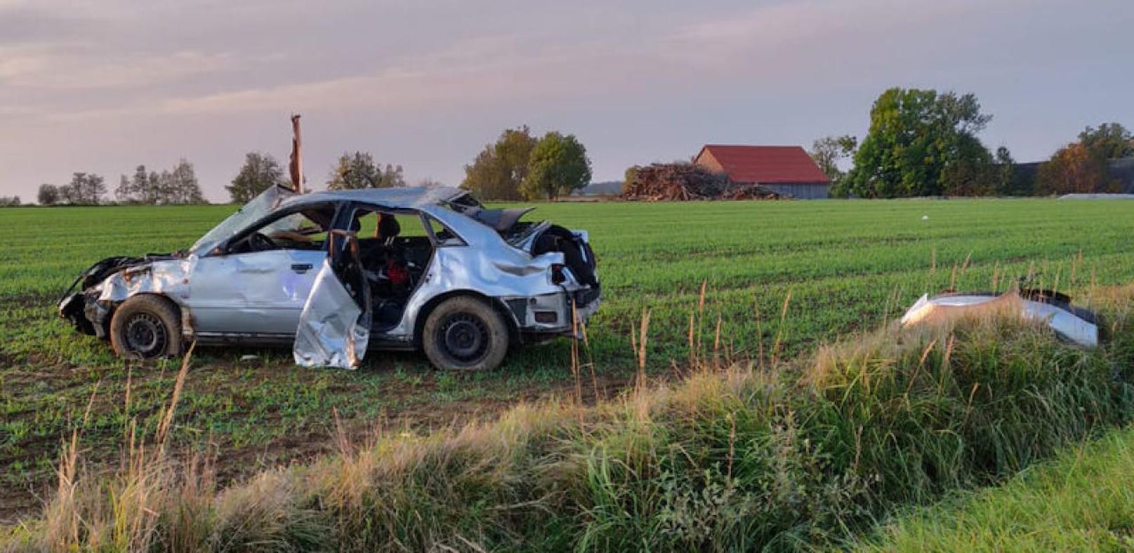 Lenker bei Überschlag mit Audi schwer verletzt
