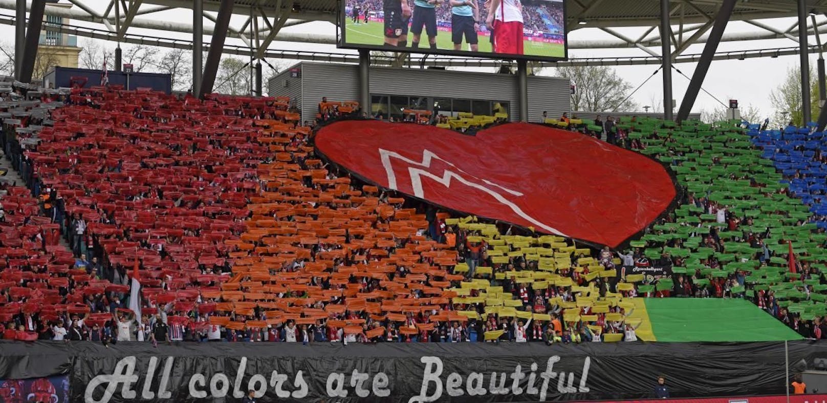  Leipziger Fanblock mit toller Choreografie: All Colors are Beautiful  