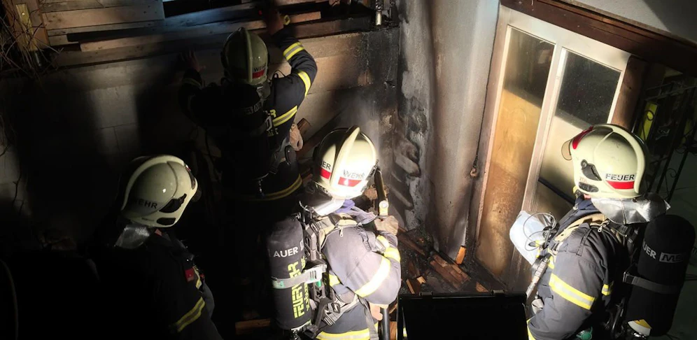 Die Feuerwehr übernahm die Löscharbeiten von den mutigen Anrainern.