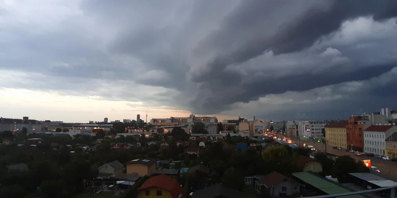 Heftiges Hagel-Gewitter lässt jetzt Temperaturen fallen - Vimarsana News