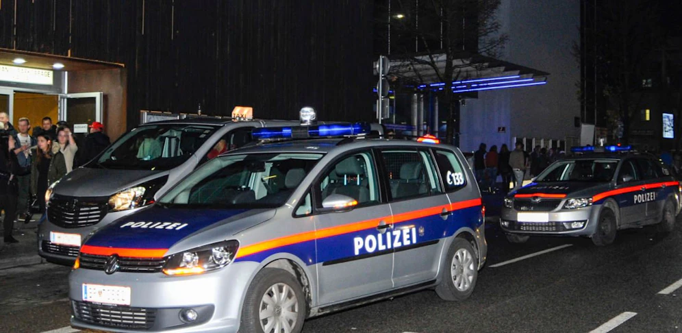 Die Beamten mussten Arm- und Fußfesseln anbringen.