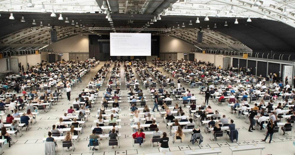 1.056 Personen nahmen am Freitag am Medizin-Aufnahmetest im Design Center teil. 