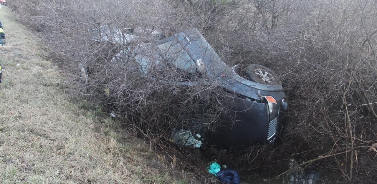 Heute.at - Lenkerin landete mit Pickup im Straßengraben