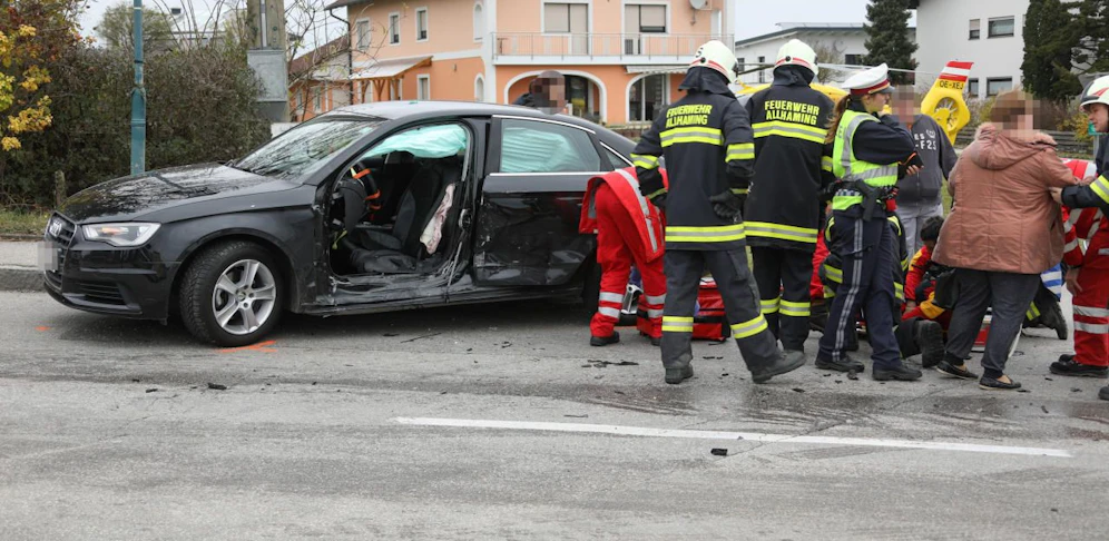 Die Frau musste nach dem Unfall aus dem Fahrzeug befreit werden