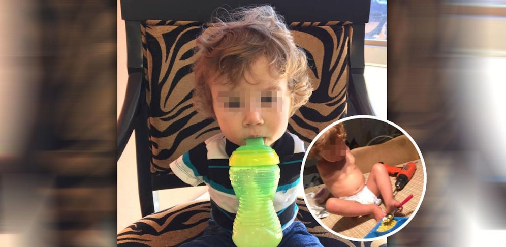 Der Bub kann nur mit den Füßen essen.