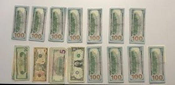 Ein 32-jähriger Bergbahnmitarbeiter der Weissen Arena Gruppe im Skigebiet Flims Laax Falera übergab der Kantonspolizei Graubünden letzten Sonntag einen Rucksack mit einem Inhalt von über 20'000 US-Dollar. Er fand den Rucksack in einer Gondel. Der Rucksack gehörte einem Chinesen, wie die Polizei ermitteln konnte. Er bekam den Rucksack zurück.