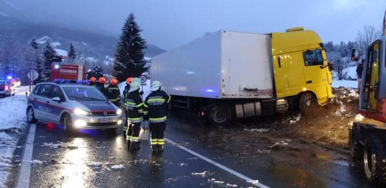Heute.at - Lkw außer Kontrolle – drei Verletzte bei Kollision