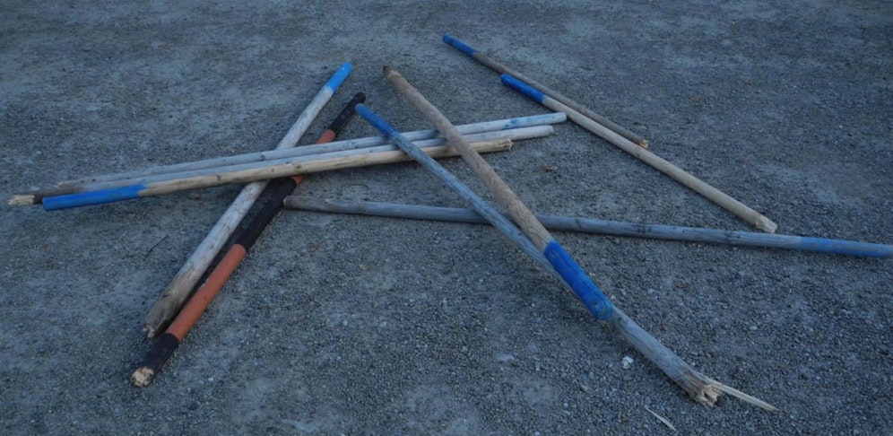 Der Bursch riss aus Wut Schneestangen aus und demolierte sie.