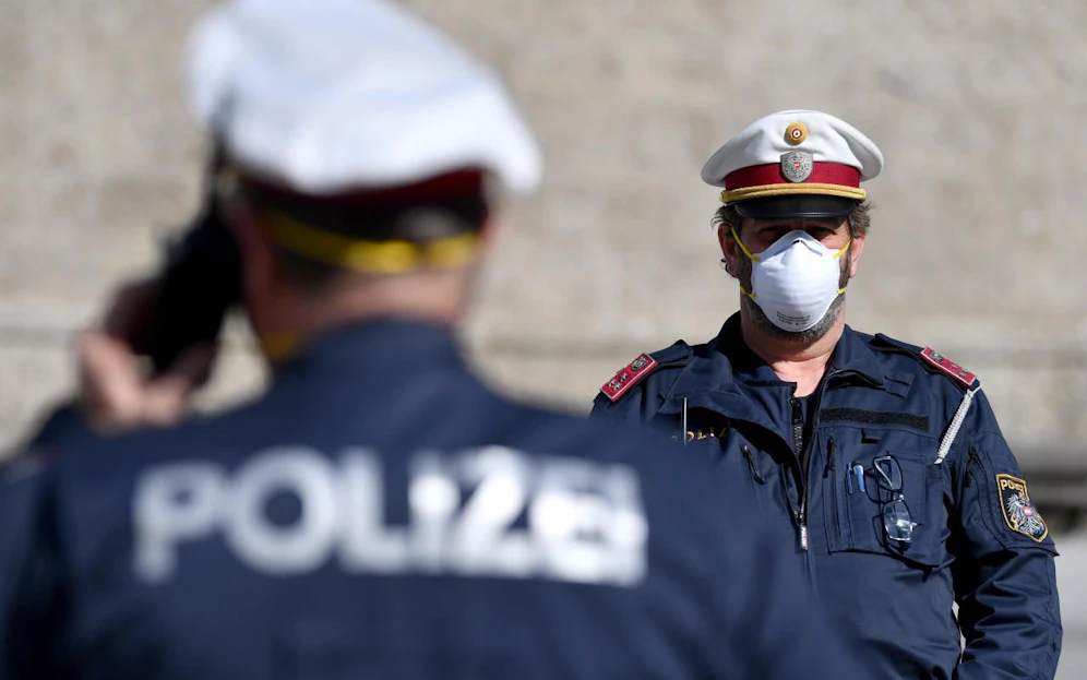 Polizisten mit Mund- und Nasenschutz auf Streife. Gegen die Verdächtige wird weiter ermittelt. (Symbolbild)