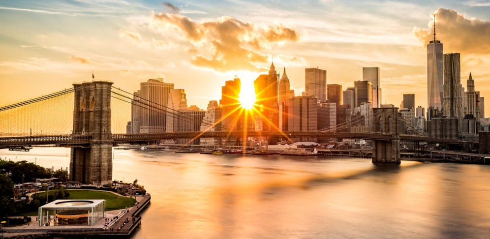 Blick auf die Brooklyn Bridge und die Skyline von Lower Manhattan.