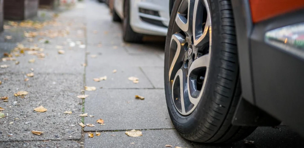 Zwei Trickdiebe wurden in Penzing auf frischer Tat ertappt, als sie versuchten, ein Fahrzeug auszuräumen. (Symbolfoto)