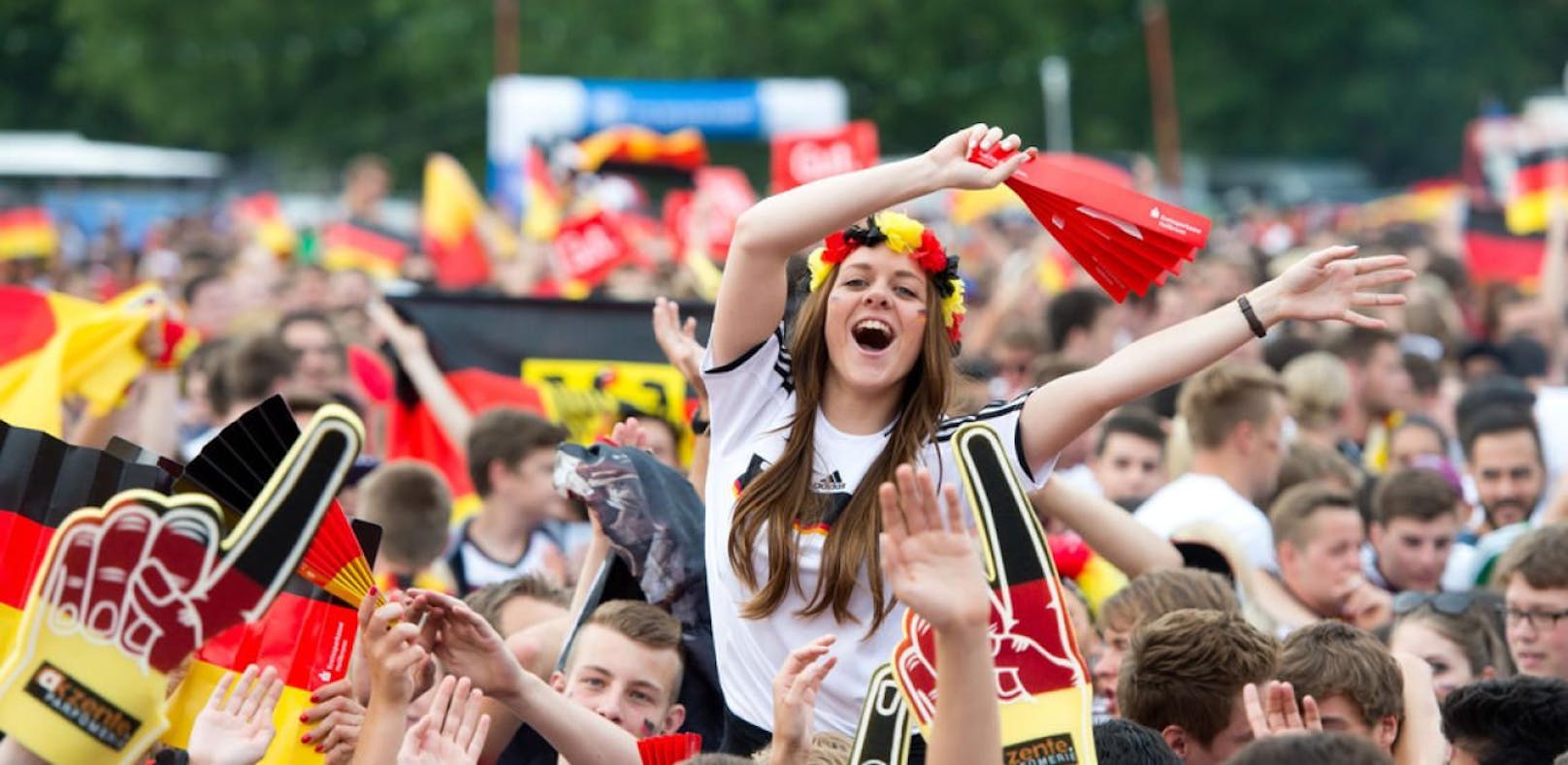 Was singen deutsche Fans künftig? &quot;Vaterland&quot; oder &quot;Heimatland&quot;?