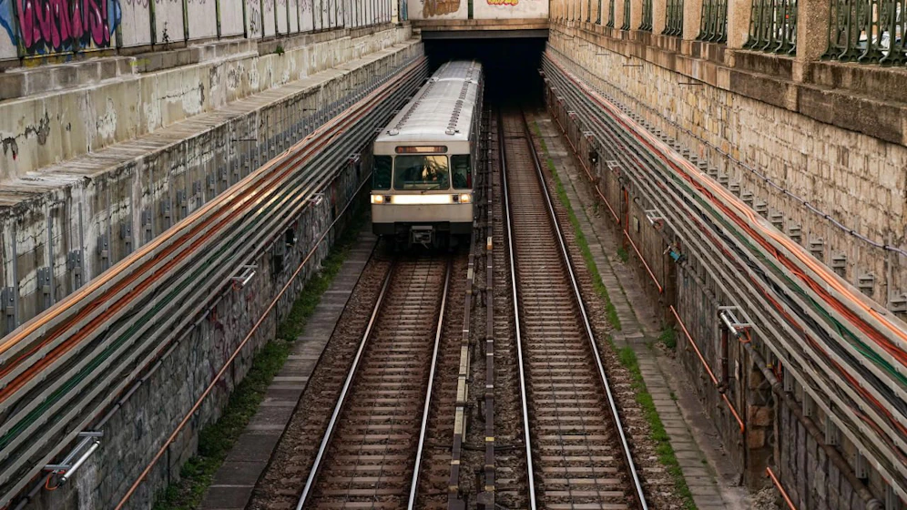 Wien, Öffis, Tunnel, Gleise, Schienen, U4, Naschmarkt, Lok, Wagons, Öffentlich, Verkehr, Wiener Linien, Transport, Stadt, U- Bahn, Schienenverkehr. (Foto: Simon Grill)