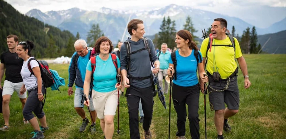 ÖVP-Chef Sebastian Kurz bei seiner Wanderung mit Unterstützern.