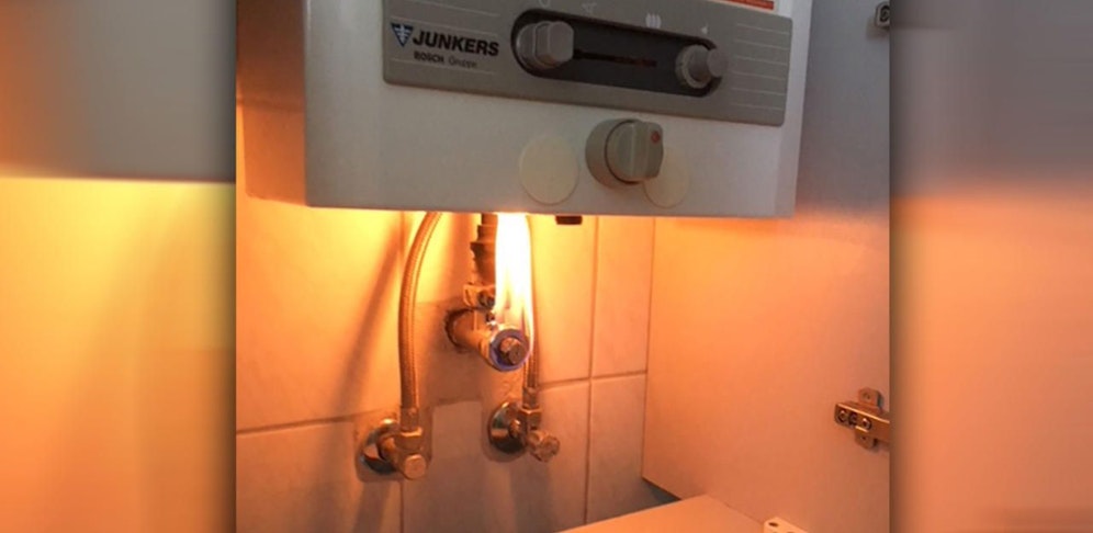 Offene Flamme unter Durchlauferhitzer.