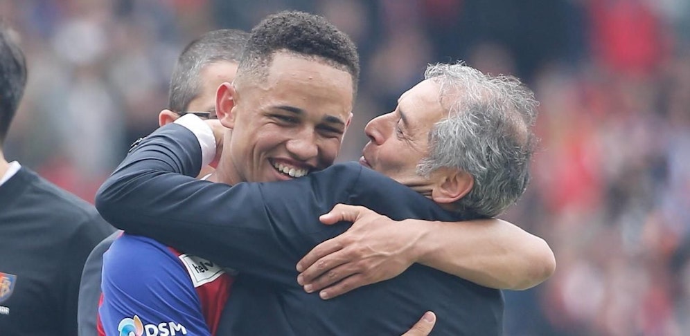 Koller herzt Basel-Stürmer Okafor.