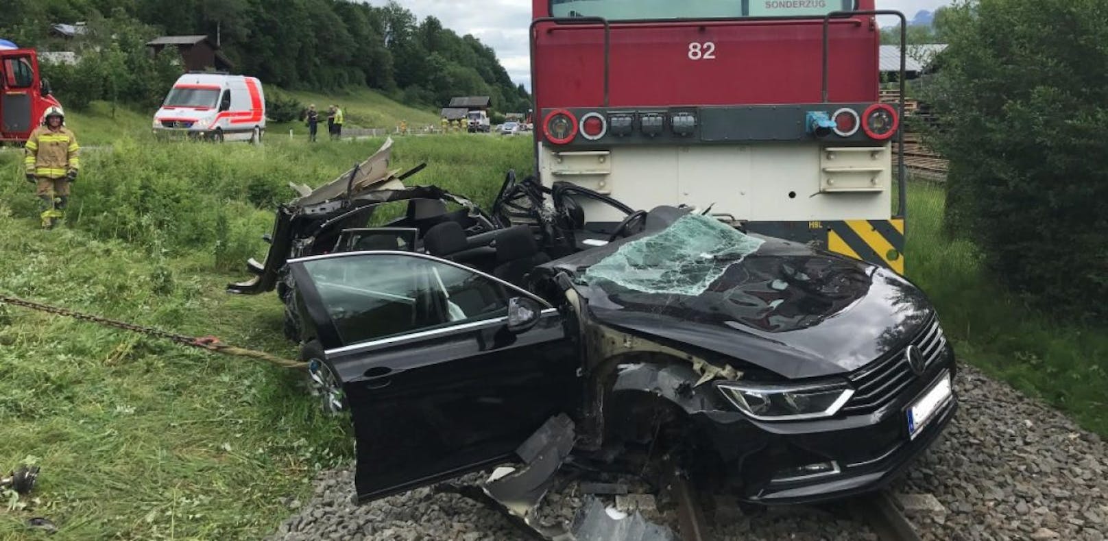 Tödlicher Crash: Zug reißt Auto einhundert Meter mit