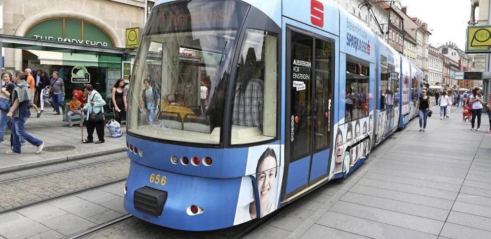 Ein Radler wurde von einer Straßenbahn erfasst.