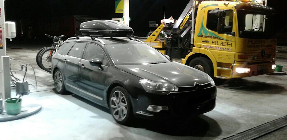 Der Pkw wurde durch den Brand so beschädigt, dass er abgeschleppt werden musste. 