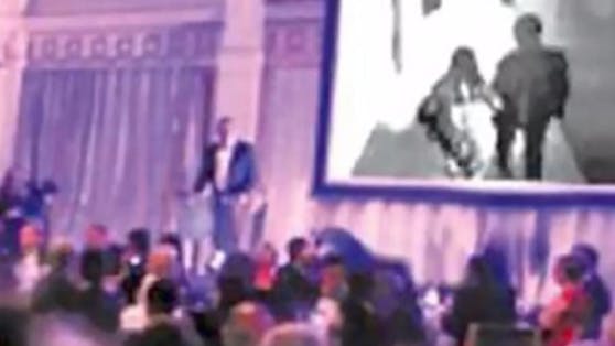 Der Bräutigam zeigte bei der Hochzeitsfeier ein Fremdgeh-Video seiner Frau.