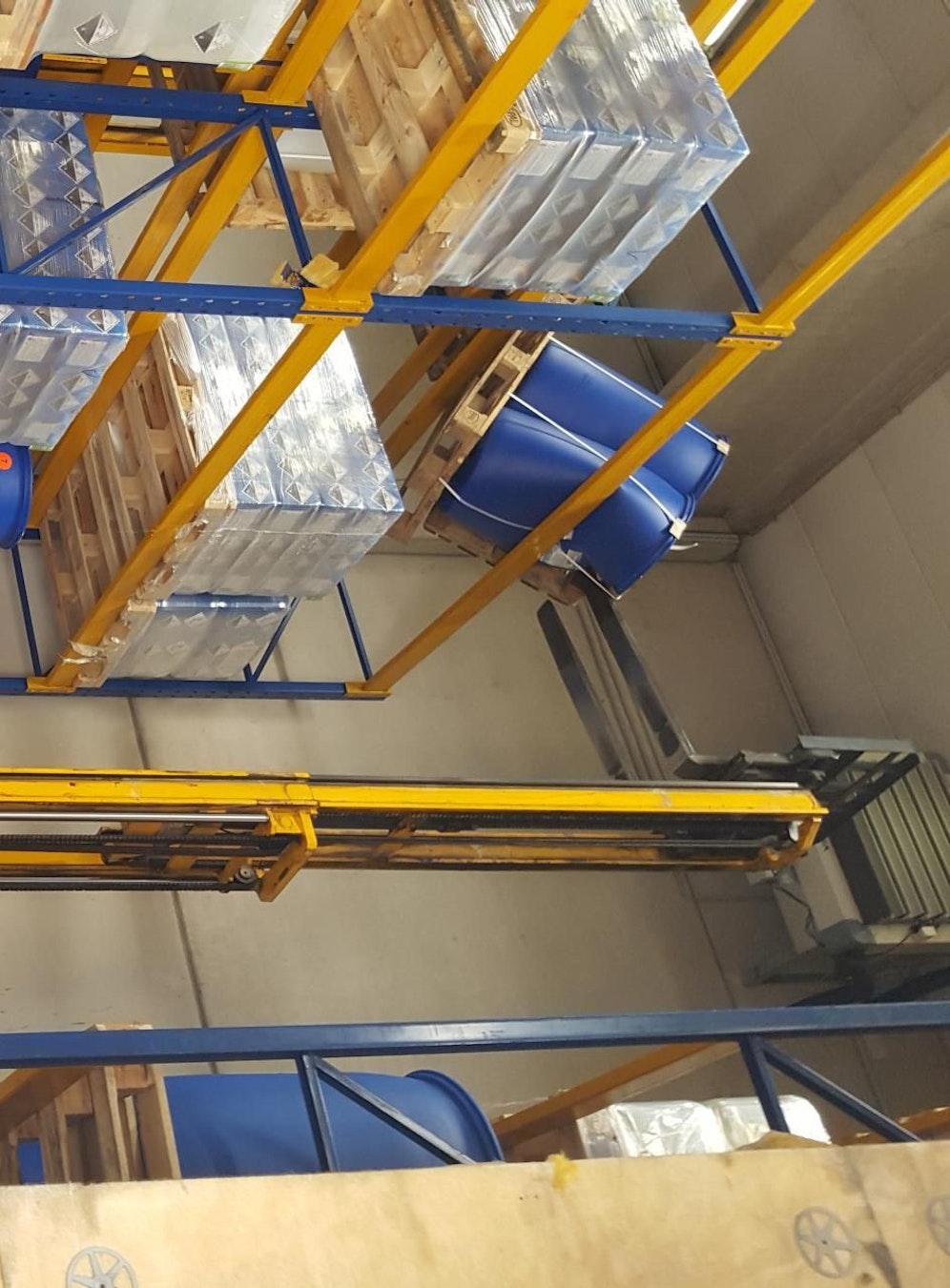 Eines dieser Fässer wurde beschädigt. 