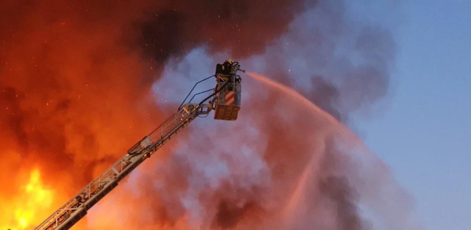 280 Florianis und Heli bei Großbrand in Raasdorf