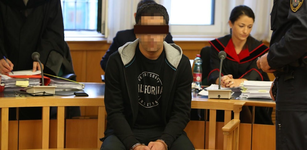 Dem Angeklagten droht eine lebenslange Haftstrafe.