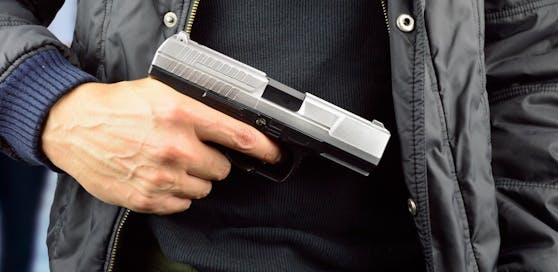 Die Frau hatte eine Faustfeuerwaffe gereinigt. Symbolbild