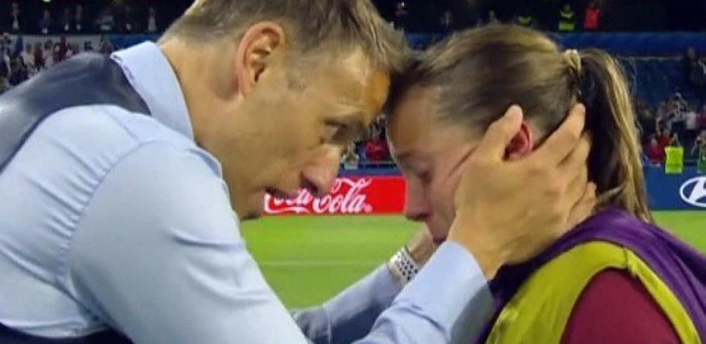 Fran Kirby weinte nach dem Abpfiff um ihre verstorbene Mutter. Teamchef Phil Neville tröstete seine Spielerin.