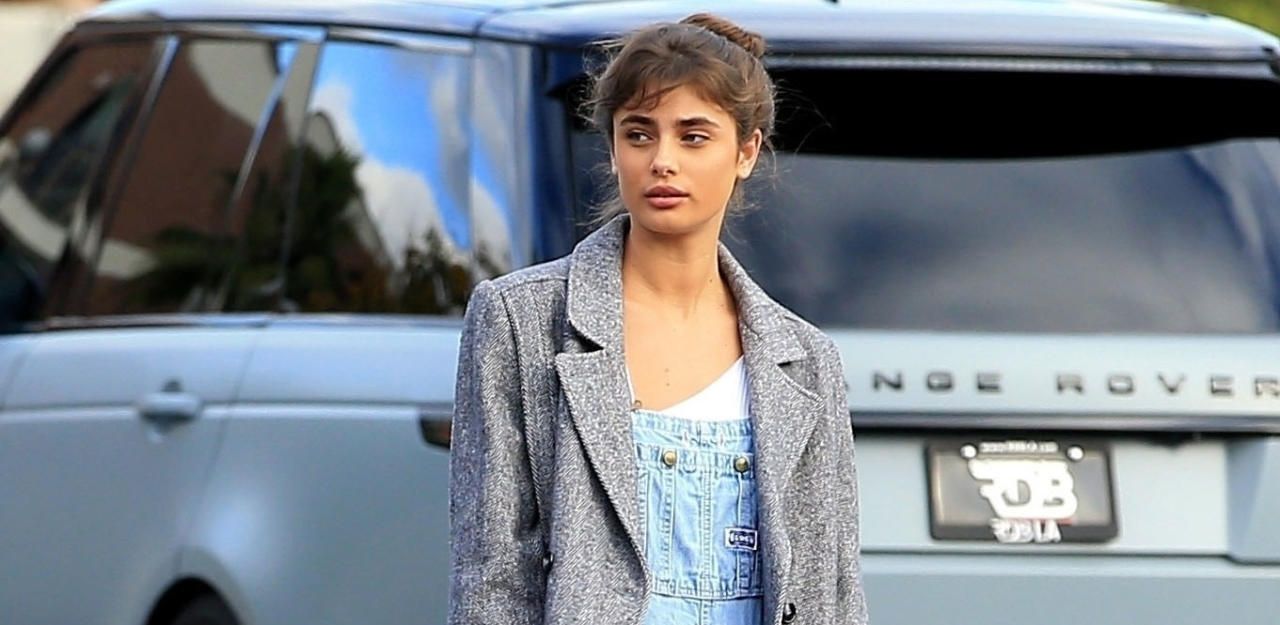 Heute.at - Taylor Hill feiert 22er mit Latzhose, Hund und Swift