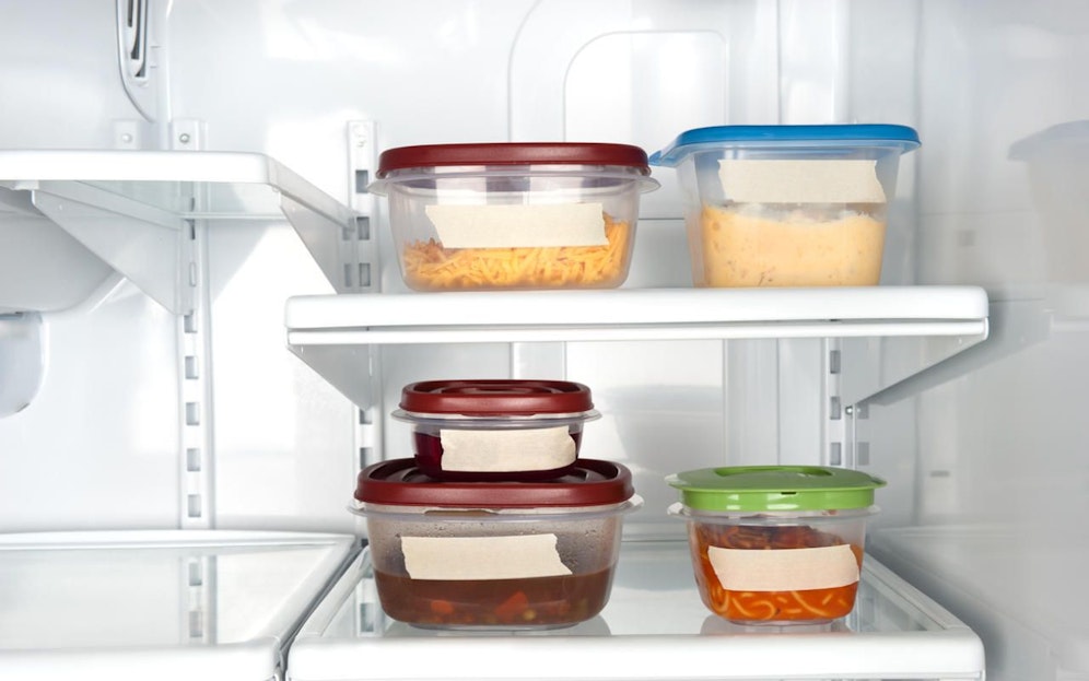 Die Plastikgefäße verfärben sich oft unschön - das hilft dagegen.