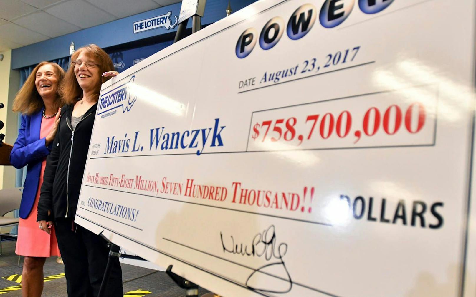 Großer Scheck, großer Gewinn: Mavis Wanczyk (53, in schwarz) cashte beim US-Lotto knapp 759 Millionen Dollar ab.