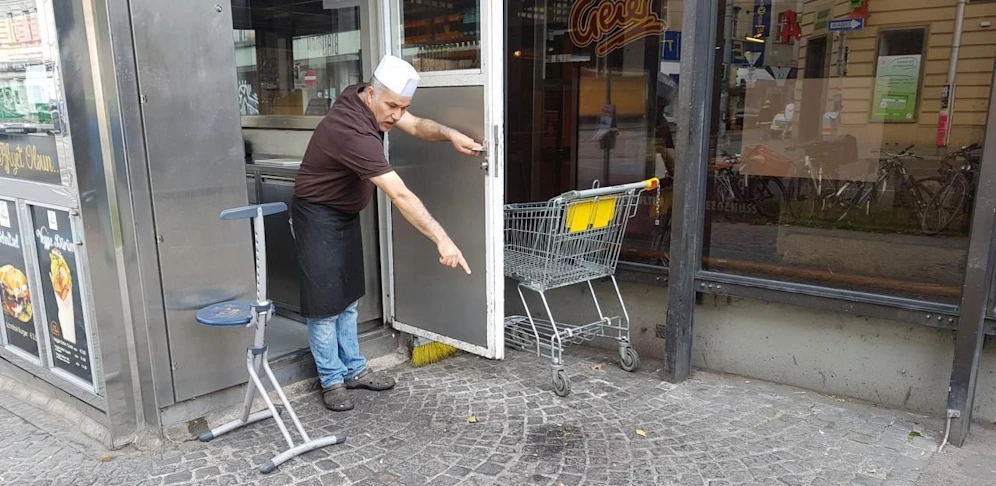 Der Zeuge deutet auf die Stelle, bis zu der sich das Opfer blutend schleppte. 