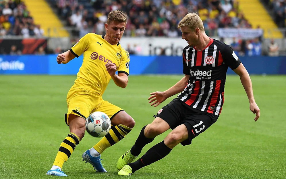 Martin Hinteregger gegen Thorgan Hazard. 