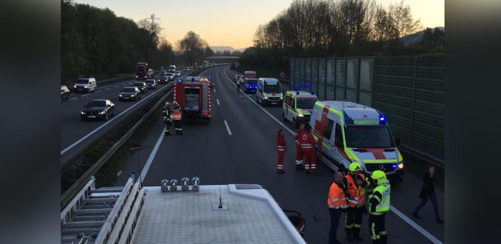 Die A 14 war während der Bergungs- und Aufräumarbeiten für den gesamten Verkehr gesperrt.
