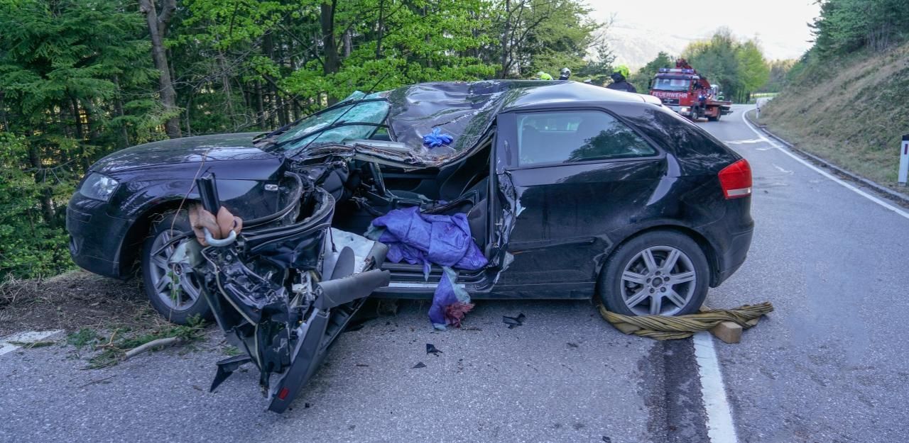 Heute.at - 24-Jähriger kam bei Crash gegen Baum ums Leben