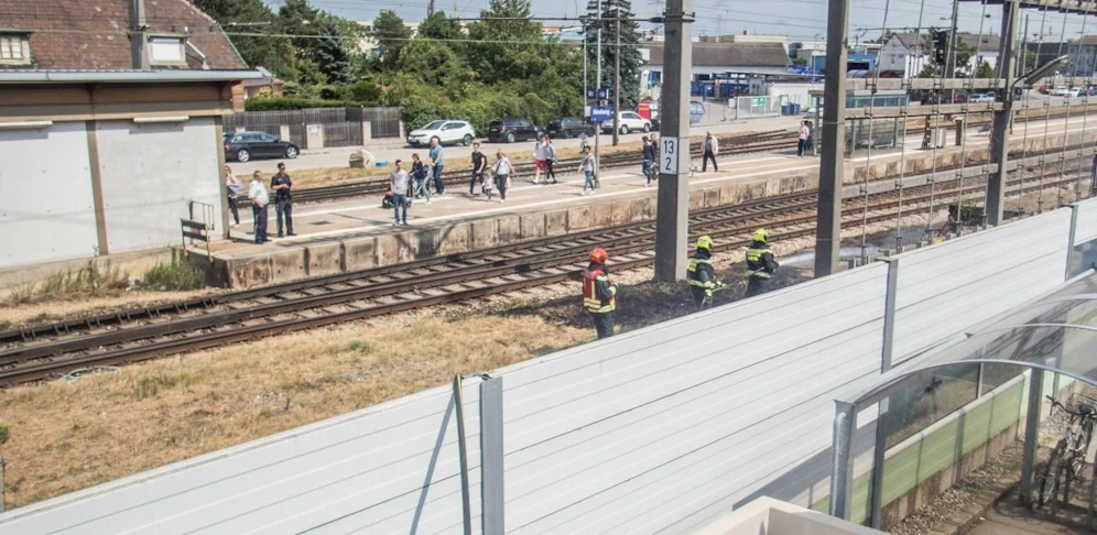 Der Schlauch musste über die Lärmschutzwand.