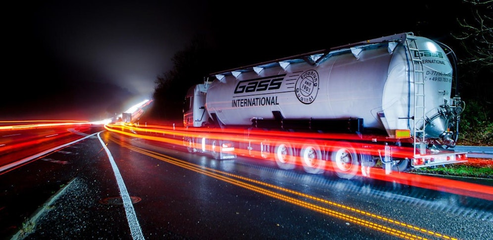 Ein Lkw auf einer Autobahn. Symbolfoto