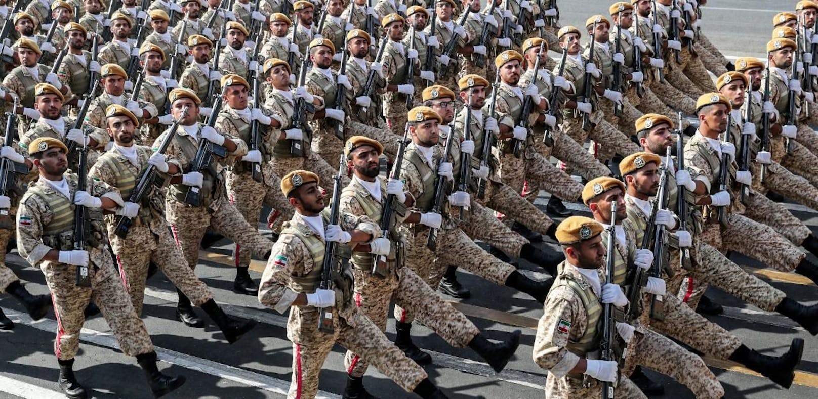 Iran lässt mit Militärparade die Muskeln spielen